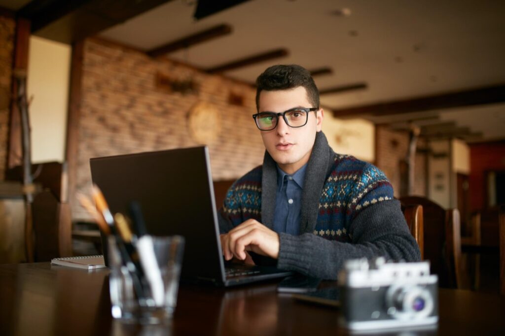 Lenovo ThinkPad T14 Gen 6 Intel 21QCPHVT7PB z procesorem Core Ultra 7 255U, ekranem 14 cali WUXGA IPS, modemem LTE i systemem Windows 11 Pro należy do grupy laptopów biznesowych projektowanych pod stabilną pracę wielozadaniową