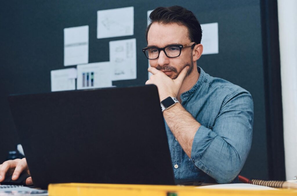 Lenovo ThinkPad T14 Gen 6 Intel 21QCPHVT7PB z procesorem Core Ultra 7 255U, ekranem 14 cali WUXGA IPS, modemem LTE i systemem Windows 11 Pro należy do grupy laptopów biznesowych projektowanych pod stabilną pracę wielozadaniową
